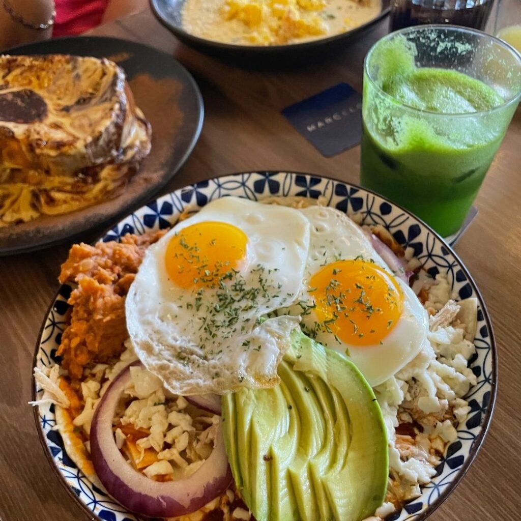 Café y desayuno en restaurante familiar en Mérida