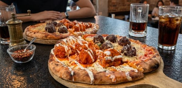Pizza boneless recién hecha en restaurante plaza Akropolis
