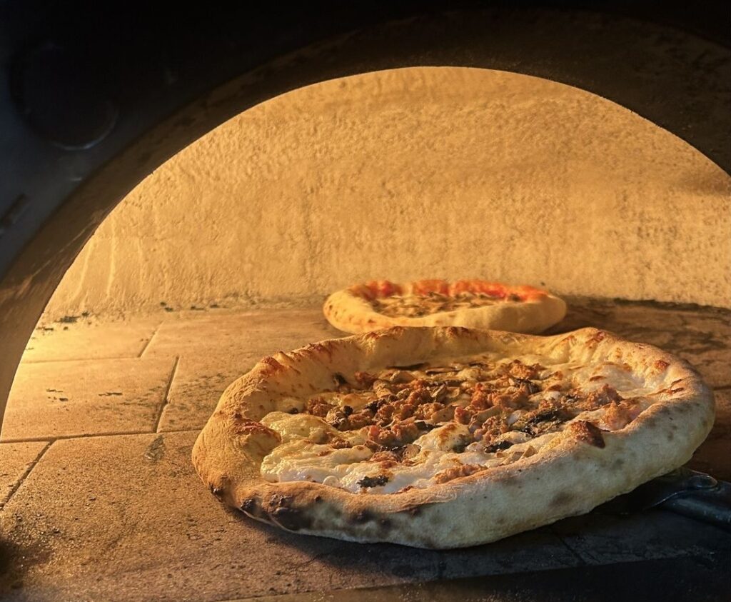 Pizza en restaurante plaza Akropolis